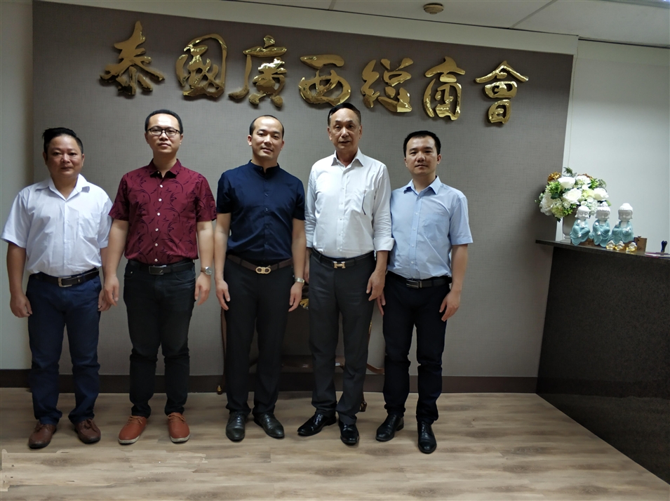 從左往右依次為國(guó)際部合伙人林健偉先生（左一），國(guó)際部總監(jiān)吳琪先生（左二），執(zhí)行董事粟宥朝先生（左三），商會(huì)主席李宇明（右二），國(guó)際部合伙人黃文超先生（右一）