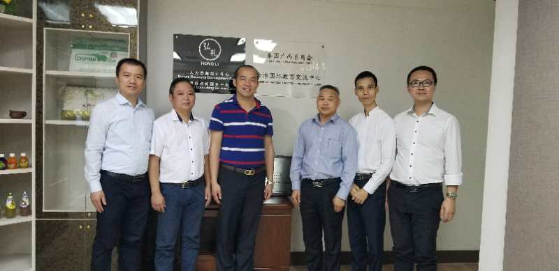 國際部合伙人黃文超（左一），林健偉（左二）國際部總監(jiān)吳琪（右一）執(zhí)行董事粟宥朝（左三），泰國廣西總商會副主席劉漢政（右二），泰國華人青年商會會長助理黃志乾(右三)