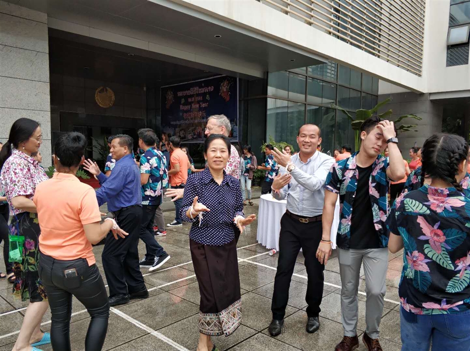 老撾駐南寧總領(lǐng)事萬希·維麗雅彭女士與廣西金沛教育執(zhí)行董事粟宥朝先生一起在總領(lǐng)事館廣場(chǎng)載歌載舞