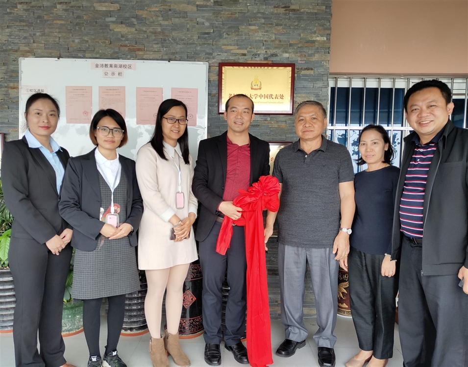 老撾國(guó)立大學(xué)校長(zhǎng)宋西·諾潘賽（右三）、孔子學(xué)院老方院長(zhǎng)陽(yáng)梅蘭（右二）、老方副院長(zhǎng)李建民（右一）與老撾國(guó)立大學(xué)中國(guó)代表處代表合影