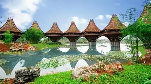 圖為中國(guó)-東盟友誼館。該建筑以廣西的風(fēng)雨橋?yàn)樵?，寓意“手拉手，心連心”。表達(dá)中國(guó)與東盟十國(guó)睦鄰友好、合作共贏之意。