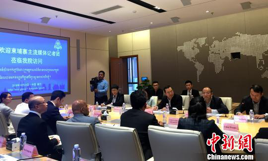 柬埔寨主流媒體采訪團(tuán)在廣西大學(xué)與師生交流。