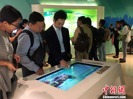 柬埔寨主流媒體采訪團(tuán)參觀南寧市規(guī)劃館。