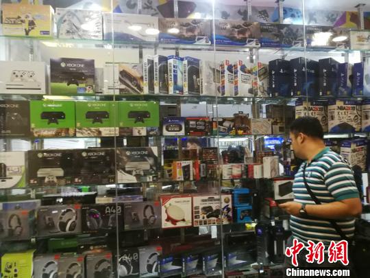 菲律賓統(tǒng)計(jì)局(Philippine Statistics Authority)5日發(fā)布10月份全國(guó)勞動(dòng)力調(diào)查報(bào)告顯示，2018年10月就業(yè)不足率降至13.3%，而2017年10月為15.9%。圖為馬尼拉馬卡蒂一商場(chǎng)，貨品充足，青年人消費(fèi)暢旺。 關(guān)向東 攝