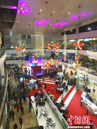 圖為馬尼拉馬卡蒂一商場(chǎng)，開始?xì)q末大促銷，青年人消費(fèi)暢旺。 關(guān)向東 攝