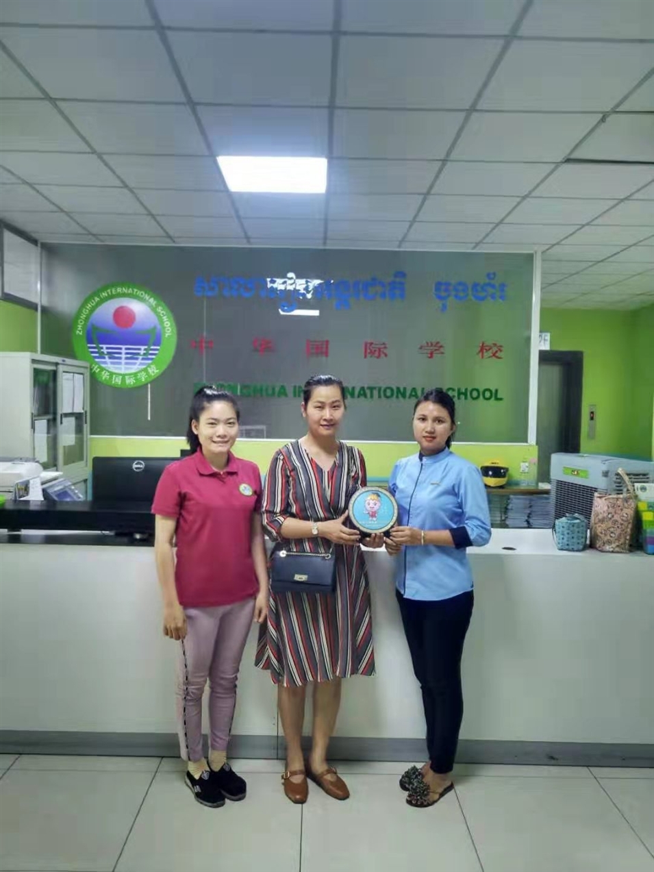 與中華國際學(xué)校老師合影