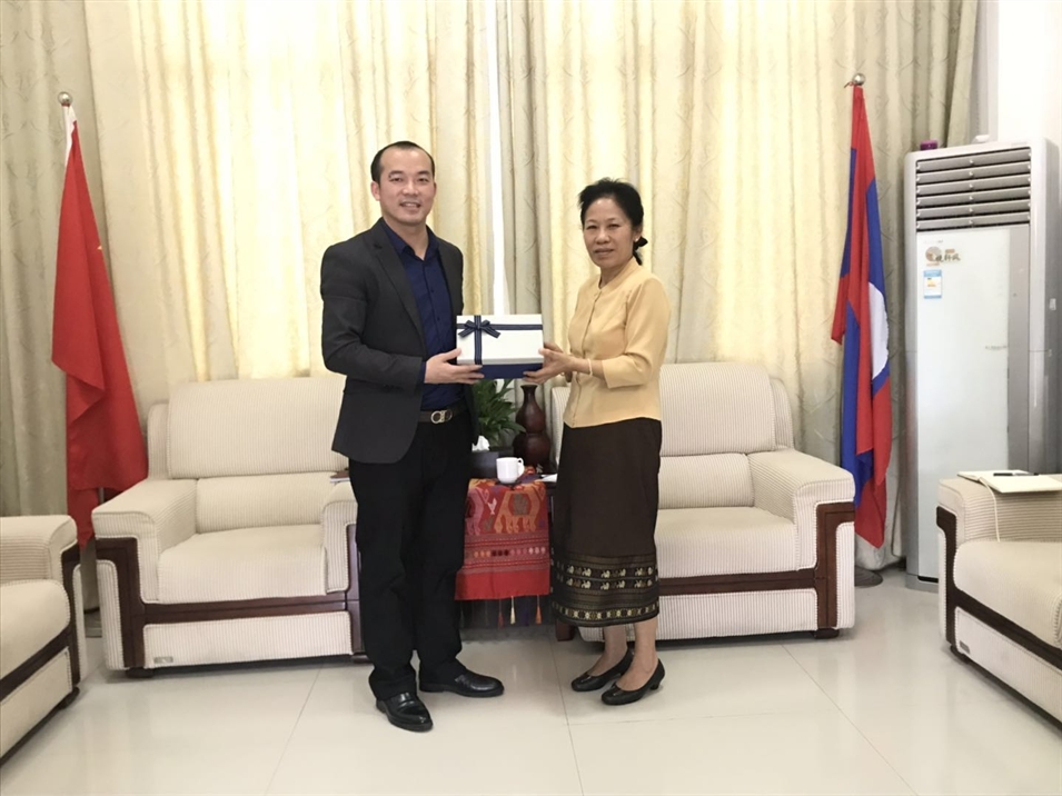 老撾國(guó)立大學(xué)中國(guó)代表處向老撾人民民主共和國(guó)駐南寧總領(lǐng)事館贈(zèng)送紀(jì)念品 老撾國(guó)立大學(xué)中國(guó)代表處向老撾人民民主共和國(guó)駐南寧總領(lǐng)事館贈(zèng)送紀(jì)念品